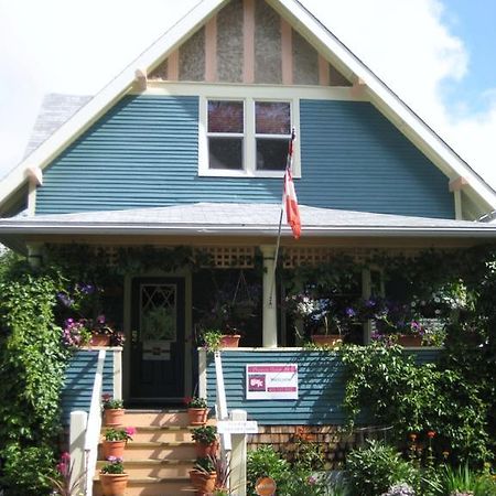 Phoenix House B&B Stettler Bagian luar foto