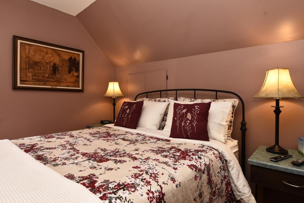 Phoenix House B&B Stettler Bagian luar foto