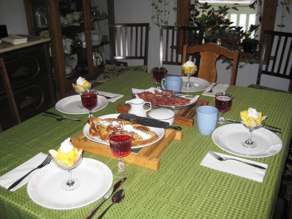 Phoenix House B&B Stettler Bagian luar foto
