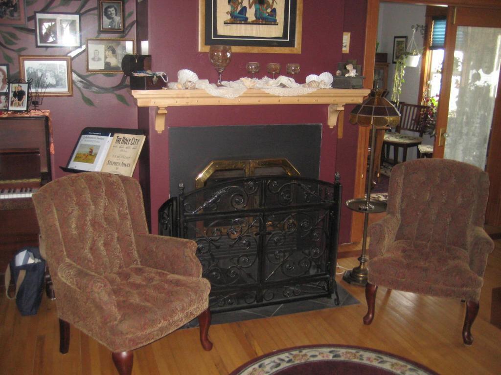 Phoenix House B&B Stettler Bagian luar foto