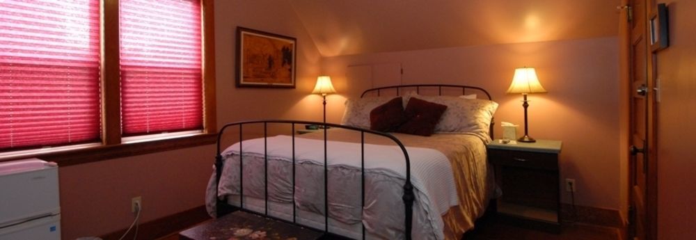 Phoenix House B&B Stettler Bagian luar foto