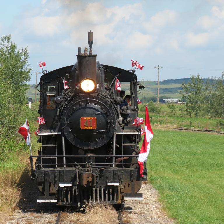 Phoenix House B&B Stettler Bagian luar foto