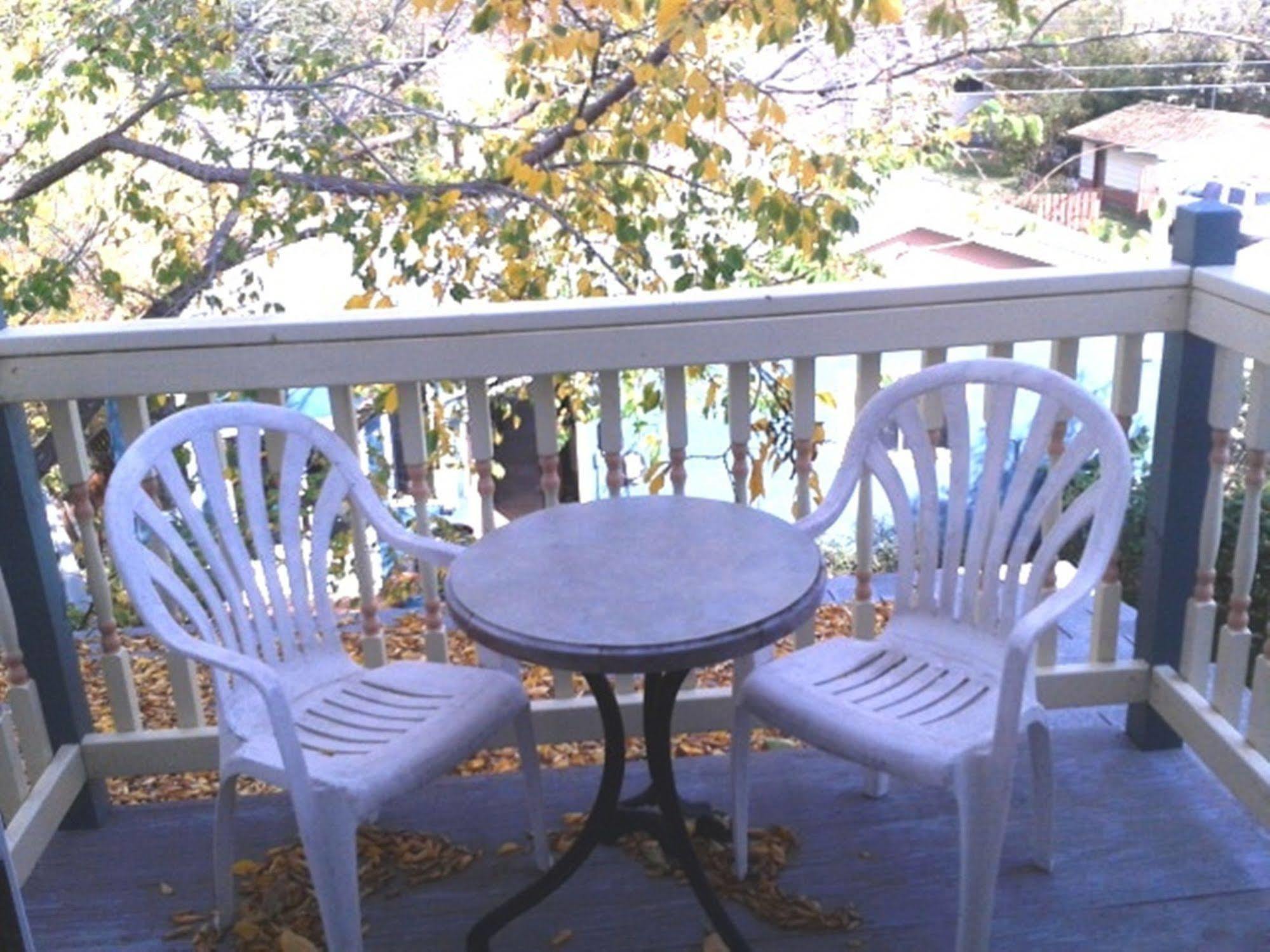 Phoenix House B&B Stettler Bagian luar foto